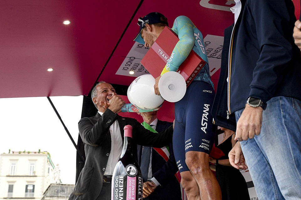 Scopri di più sull'articolo Giro d’Italia 2026: Davide Ballerini re di Napoli, arrivano i complimenti del presidente FCI Dagnoni