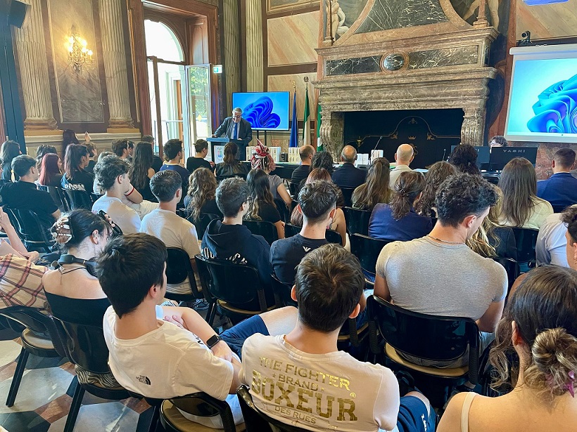 Al momento stai visualizzando Scuola, imprese e territorio insieme per valorizzare il settore tessile lariano