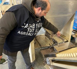 Scopri di più sull'articolo Contrasto agli illeciti agroalimentari: maxi sequestro di cereali e legumi nel Reggiano