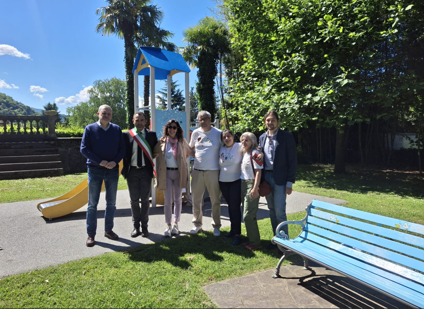 Al momento stai visualizzando LUINO: L’ASSOCIAZIONE FAZZOLETTI BIANCHI INAUGURA LA PANCHINA CELESTE SUL LUNGO LAGO A TUTELA DELL’INFANZIA