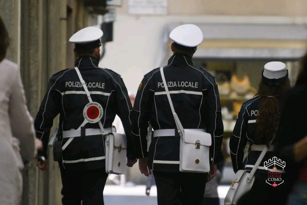Scopri di più sull'articolo COMO: 𝗖𝗼𝗻𝘁𝗿𝗼𝗹𝗹𝗶 𝗶𝗻 𝗖𝗲𝗻𝘁𝗿𝗼 𝗦𝘁𝗼𝗿𝗶𝗰𝗼 da parte della Polizia Locale  f𝗲𝗿𝗺𝗮𝘁𝗼 𝗰𝗼𝗻𝗱𝘂𝗰𝗲𝗻𝘁𝗲 𝗰𝗼𝗻 𝗽𝗮𝘁𝗲𝗻𝘁𝗲 𝗶𝗻𝘁𝗲𝗿𝗻𝗮𝘇𝗶𝗼𝗻𝗮𝗹𝗲 𝗳𝗮𝗹𝘀𝗮
