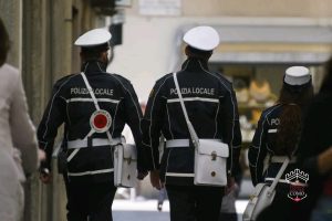 Scopri di più sull'articolo COMO: 𝗖𝗼𝗻𝘁𝗿𝗼𝗹𝗹𝗶 𝗶𝗻 𝗖𝗲𝗻𝘁𝗿𝗼 𝗦𝘁𝗼𝗿𝗶𝗰𝗼 da parte della Polizia Locale  f𝗲𝗿𝗺𝗮𝘁𝗼 𝗰𝗼𝗻𝗱𝘂𝗰𝗲𝗻𝘁𝗲 𝗰𝗼𝗻 𝗽𝗮𝘁𝗲𝗻𝘁𝗲 𝗶𝗻𝘁𝗲𝗿𝗻𝗮𝘇𝗶𝗼𝗻𝗮𝗹𝗲 𝗳𝗮𝗹𝘀𝗮