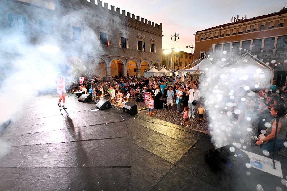 Scopri di più sull'articolo Pesaro, cercasi sponsor per la “Mezzanotte Bianca dei Bambini” 2026: «La festa più bella per i piccoli»