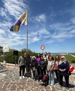 Scopri di più sull'articolo A Pesaro la bandiera LGBTQIA+ di Baia Flaminia diventerà simbolo permanente contro ogni discriminazione