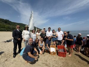 Scopri di più sull'articolo L’ultimo regalo per la volontaria scomparsa: la figlia Viola riporta in mare la tartaruga Cinzia