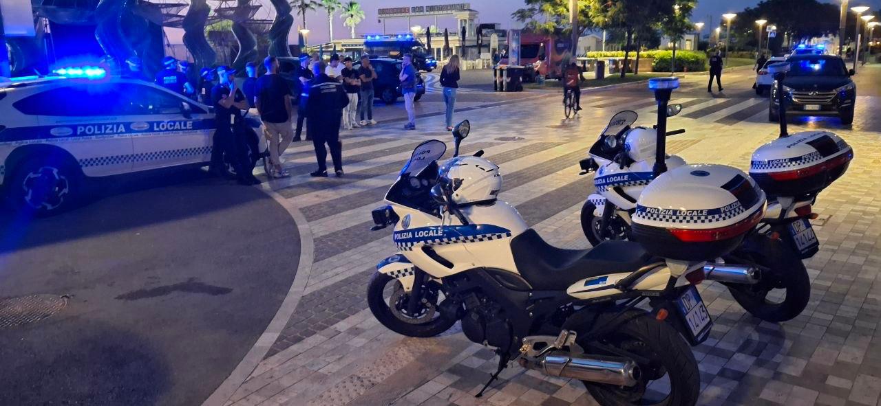 Al momento stai visualizzando Blitz della Polizia Locale a Riccione: cinque denunciati per spaccio e porto abusivo di armi