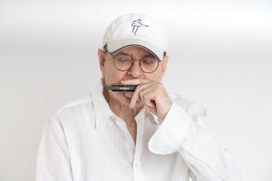 Scopri di più sull'articolo Fabrizio Poggi nell’Enciclopedia Treccani: il giusto tributo alla carriera del bluesman e scrittore