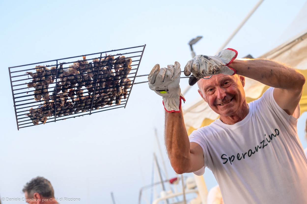 Al momento stai visualizzando Festa della Rustida a Riccione: la grande tradizione marinara tra musica, piadina e sardoncini