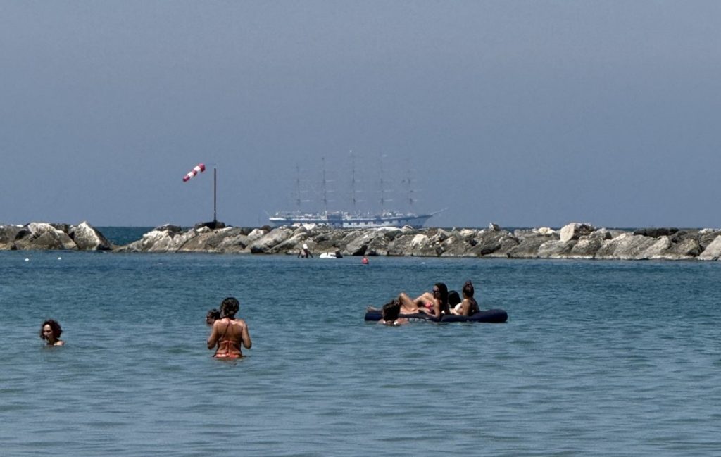 Scopri di più sull'articolo Il Royal Clipper incanta Pesaro. Biancani: «Un grande veliero che spinge il turismo, ma il dragaggio è urgente»