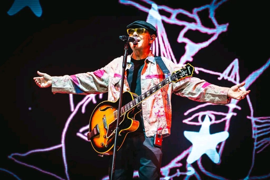Scopri di più sull'articolo LUCA CARBONI “RIO ARI O LIVE” ECCO LE DATE AGGIORNATE DEL TOUR ESTIVO