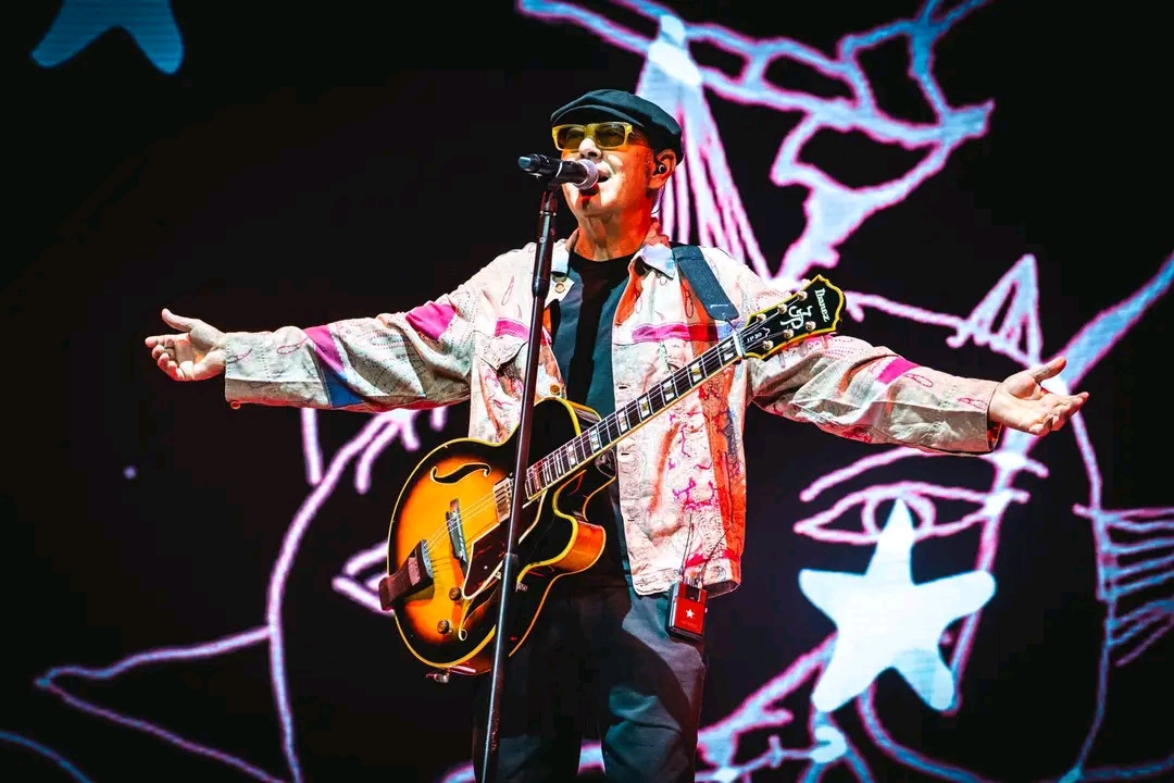 Al momento stai visualizzando LUCA CARBONI “RIO ARI O LIVE” ECCO LE DATE AGGIORNATE DEL TOUR ESTIVO