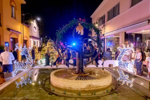 Scopri di più sull'articolo Riccione Paese: mercatini e magia di Natale per illuminare le serate estive