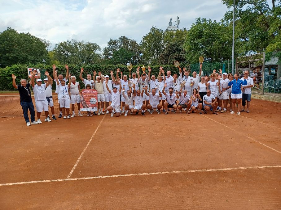 Al momento stai visualizzando Cervia, la tradizione scende in campo: torna il tennis in bianco e legno tra storia e beneficenza