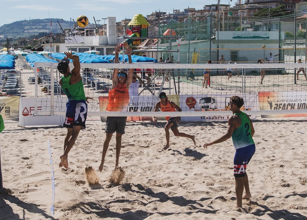 Al momento stai visualizzando BEACH VOLLEY • A Falconara arrivano le tappe provinciali e regionali sulla spiaggia di via Goito