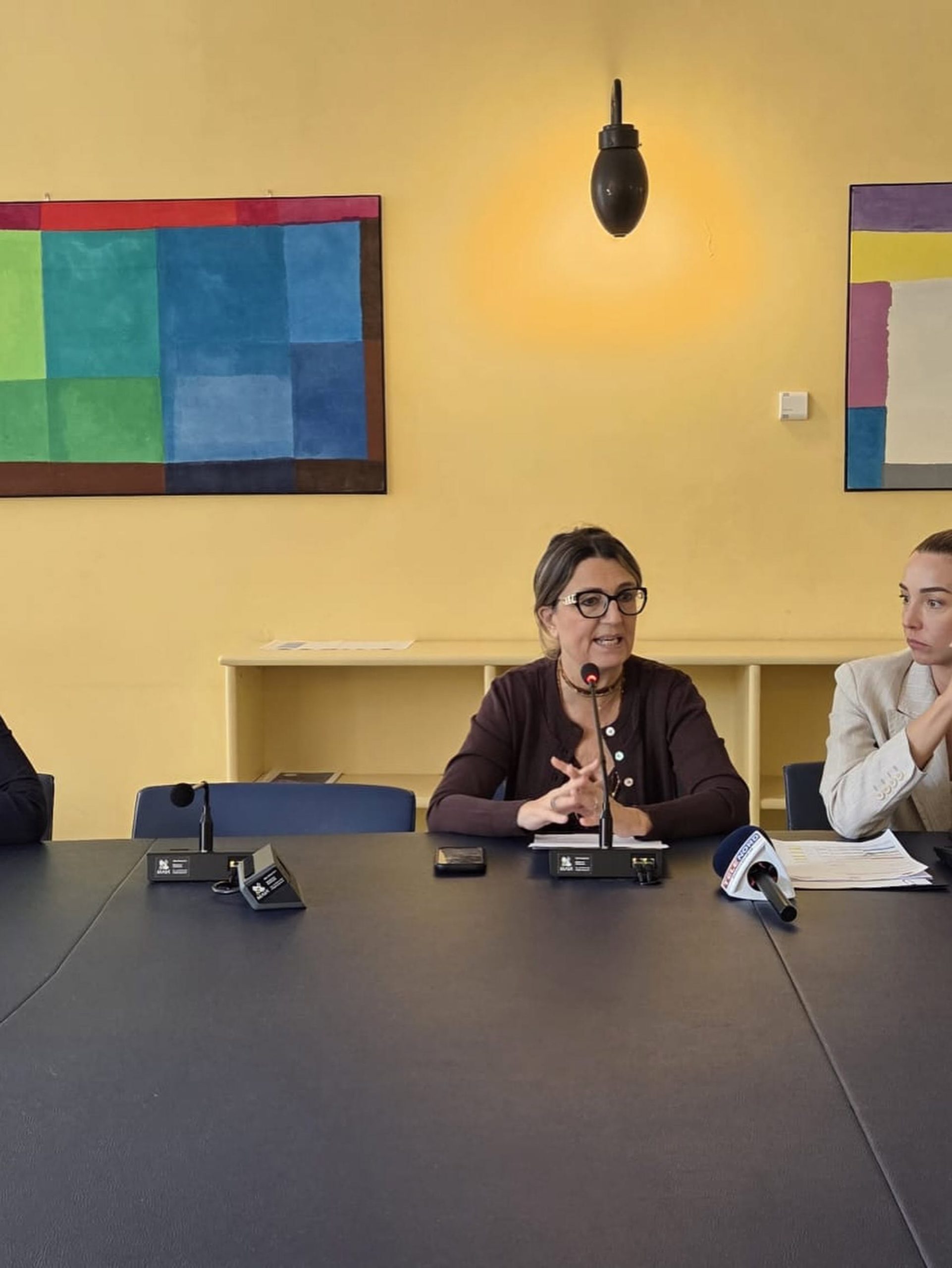 Al momento stai visualizzando WELFARE, ASSESSORA LODI: «L’ASSESSORE NICOLÒ FA CONFUSIONE. IL COMUNE FA LA SUA PARTE, LA REGIONE RISPETTI GLI IMPEGNI SUI 14 POSTI SOCIO-SANITARI SENZA SCARICARE I COSTI»