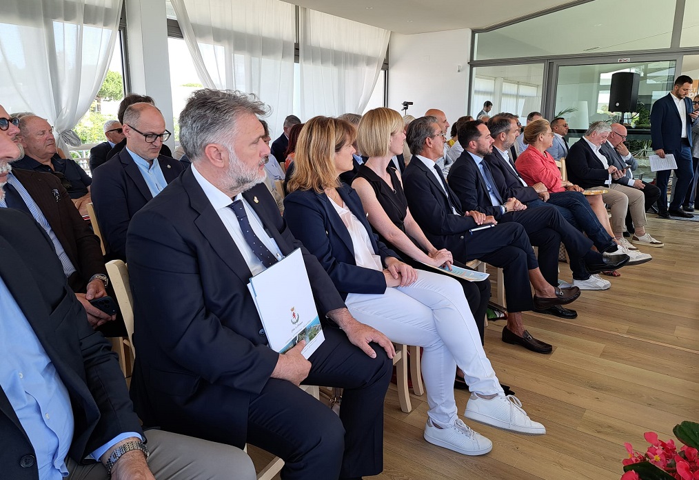 Al momento stai visualizzando Stati Generali dei Comuni Litoranei e di Lago del Veneto: Chioggia protagonista a Jesolo con il Sindaco Armelao