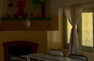 Discover an abandoned classroom in Rivadavia, Mendoza, Argentina, capturing an old atmosphere and warm vibe.