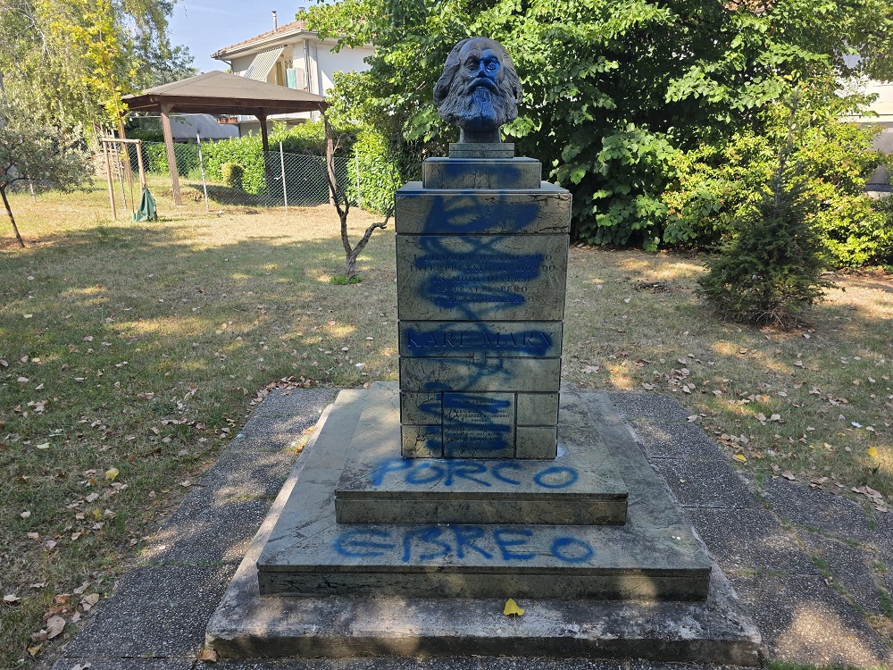 Al momento stai visualizzando Riccione, vandalizzato il monumento a Karl Marx: scatta la denuncia del Comune contro ignoti