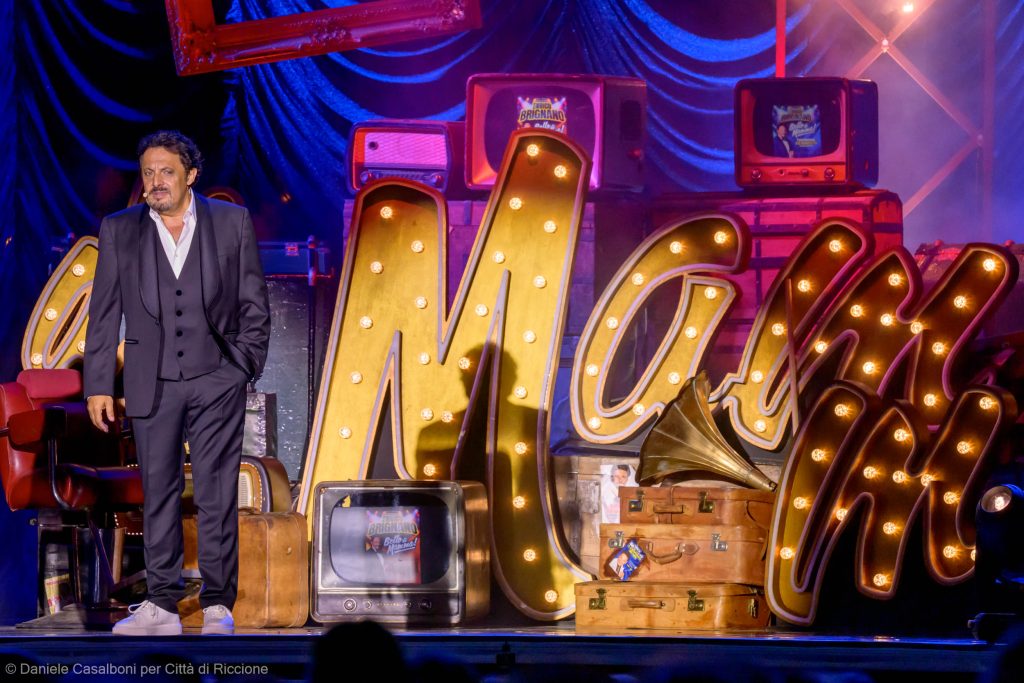 Scopri di più sull'articolo Enrico Brignano conquista Riccione: successo travolgente in piazzale Roma per lo show “Bello di mamma!”