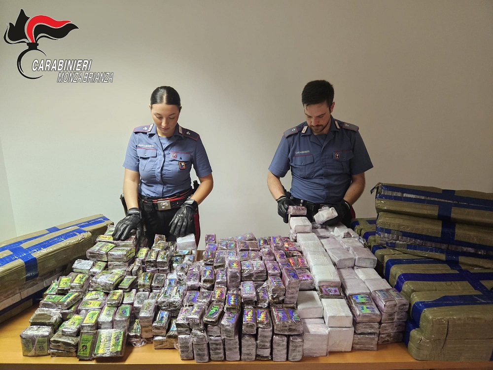 Al momento stai visualizzando Cornate d’Adda: arrestati uomo e donna con 275 kg di hashish e 12mila euro in contanti