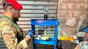 Scopri di più sull'articolo SAN LUCA: SCOPERTA UNA BASE CLANDESTINA PER LA LAVORAZIONE DELLA COCAINA