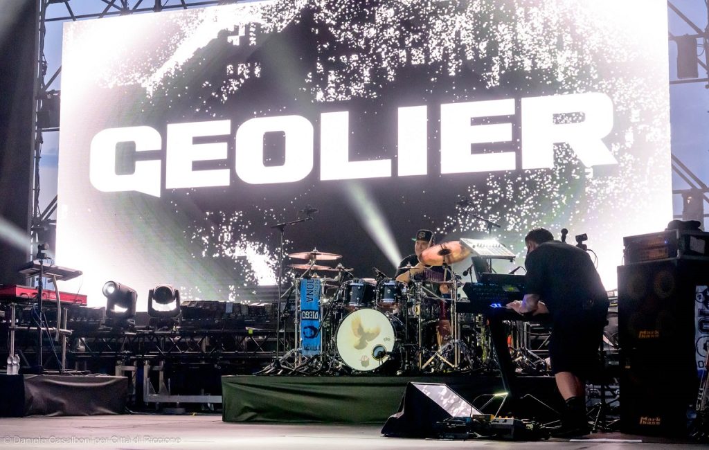 Scopri di più sull'articolo Geolier conquista Riccione: in migliaia in piazzale Roma per la stella dell’urban italiano