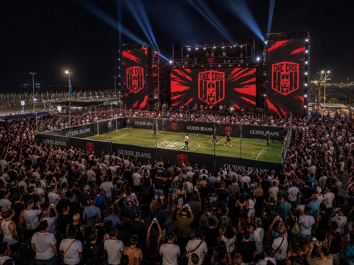 Al momento stai visualizzando Riccione si accende con il calcio da strada: il fenomeno globale “The Cage” arriva in Riviera