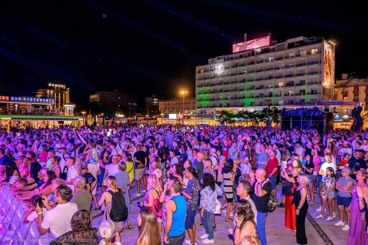 Al momento stai visualizzando Riccione, la grande estate di Piazzale Roma: il palco sul mare si accende con Panariello, Negramaro e Capo Plaza