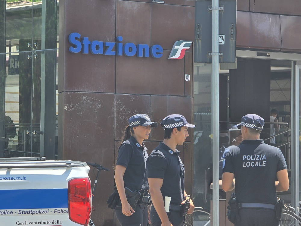 Scopri di più sull'articolo Stazione, tolleranza zero contro Pr irregolari e abusivismo: Polizia locale rafforza i controlli