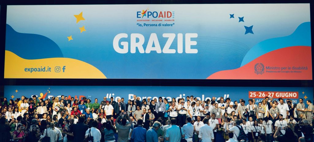 Scopri di più sull'articolo Un successo di famiglia: l’arte senza barriere di Sarah Bellome incanta EXPOAID