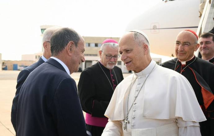 Al momento stai visualizzando Papa Leone a Lampedusa, Schifani ringrazia la Protezione Civile e dona la triscele al Pontefice