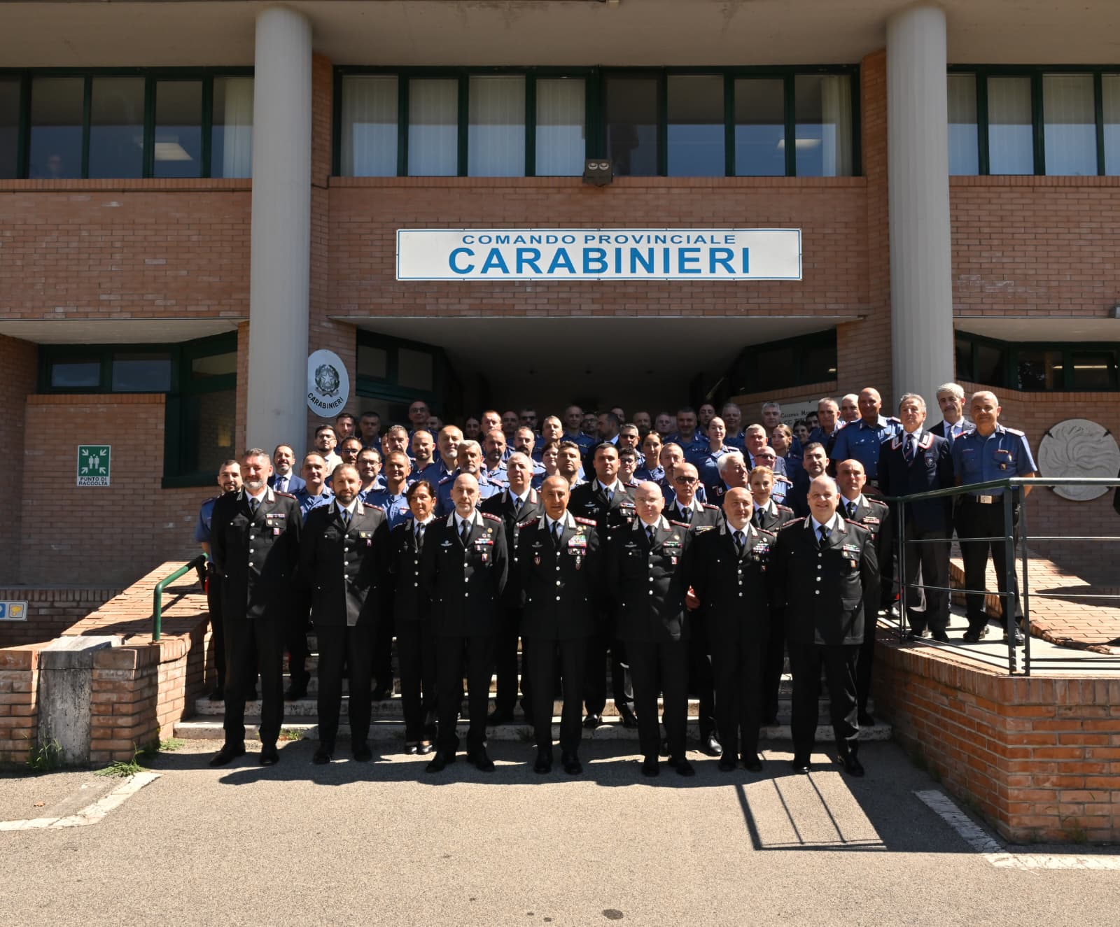 Al momento stai visualizzando Il Comandante Generale dell’Arma dei Carabinieri in visita al Comando Provinciale di Siena