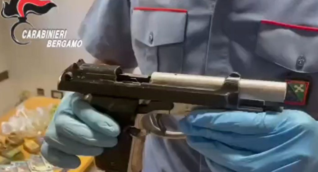 Bergamo, fa un incidente e i controlli incastrano il 30enne: sequestrati 3 kg di droga e diverse armi