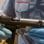 Bergamo, fa un incidente e i controlli incastrano il 30enne: sequestrati 3 kg di droga e diverse armi