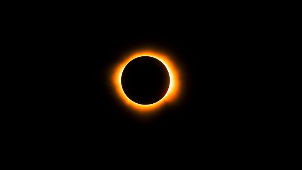 Scopri di più sull'articolo Occhi al Cielo: Arriva la Nuova Eclissi Solare, un Spettacolo Unico tra Scienza e Magia
