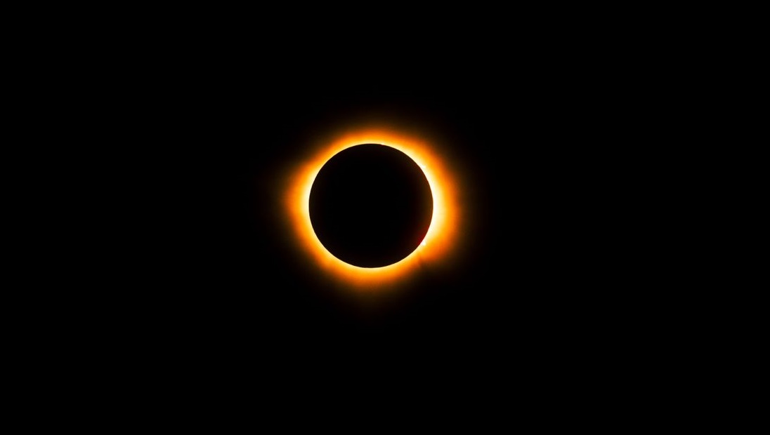 Al momento stai visualizzando Occhi al Cielo: Arriva la Nuova Eclissi Solare, un Spettacolo Unico tra Scienza e Magia