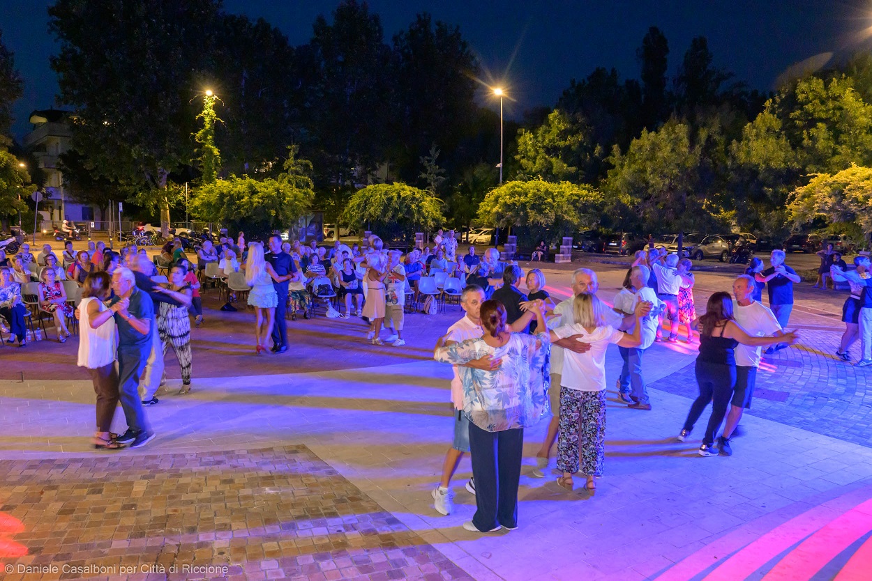Al momento stai visualizzando Riccione, la Balera Verdemare cambia data: il gran finale in piazzale Aldo Moro slitta a mercoledì 26 agosto