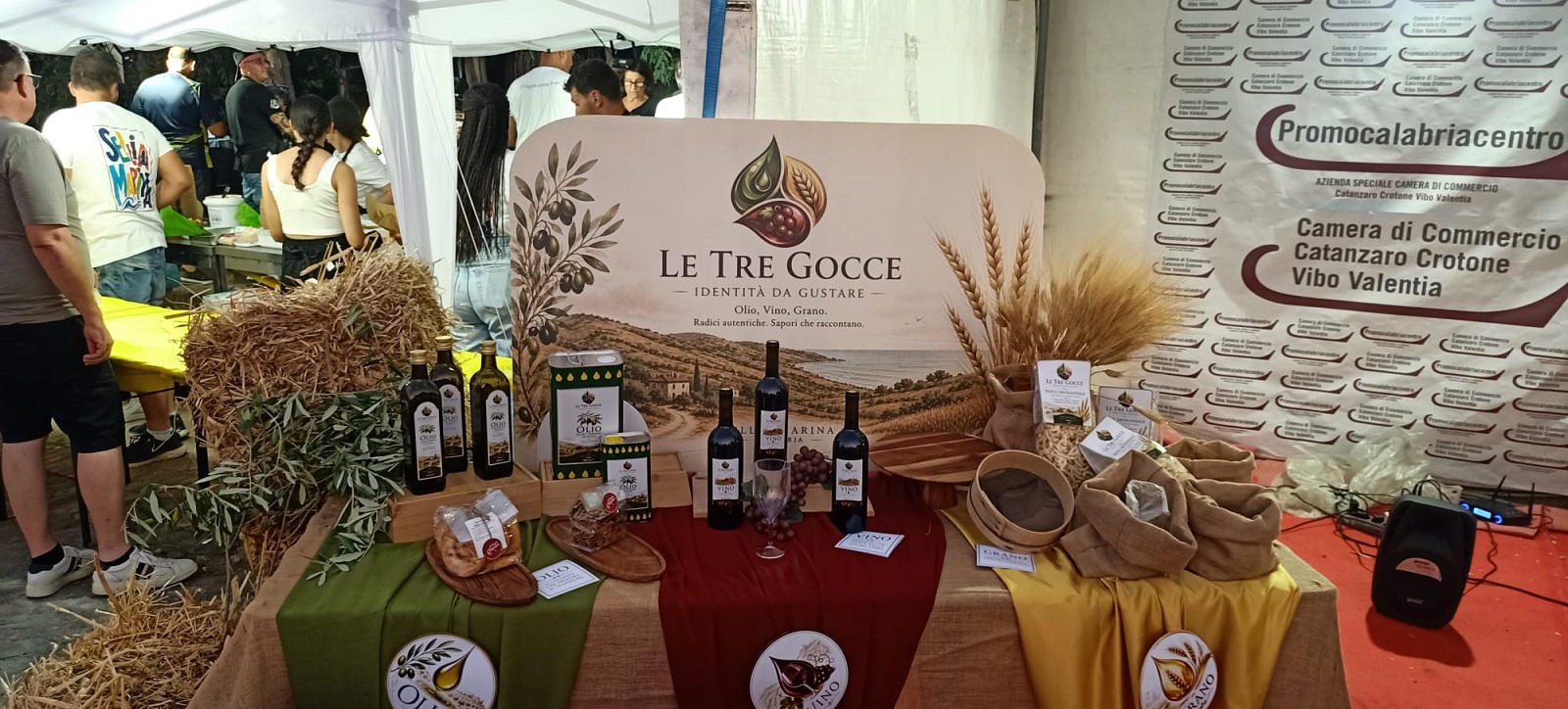Al momento stai visualizzando Sellia Marina, torna “Le Tre Gocce”: l’enogastronomia calabrese in vetrina tra olio, vino e grano