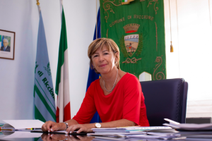 Scopri di più sull'articolo Ferragosto a Riccione, gli auguri della sindaca Angelini alla Publiphono: “Nel 2027 la troverete ancora più bella”