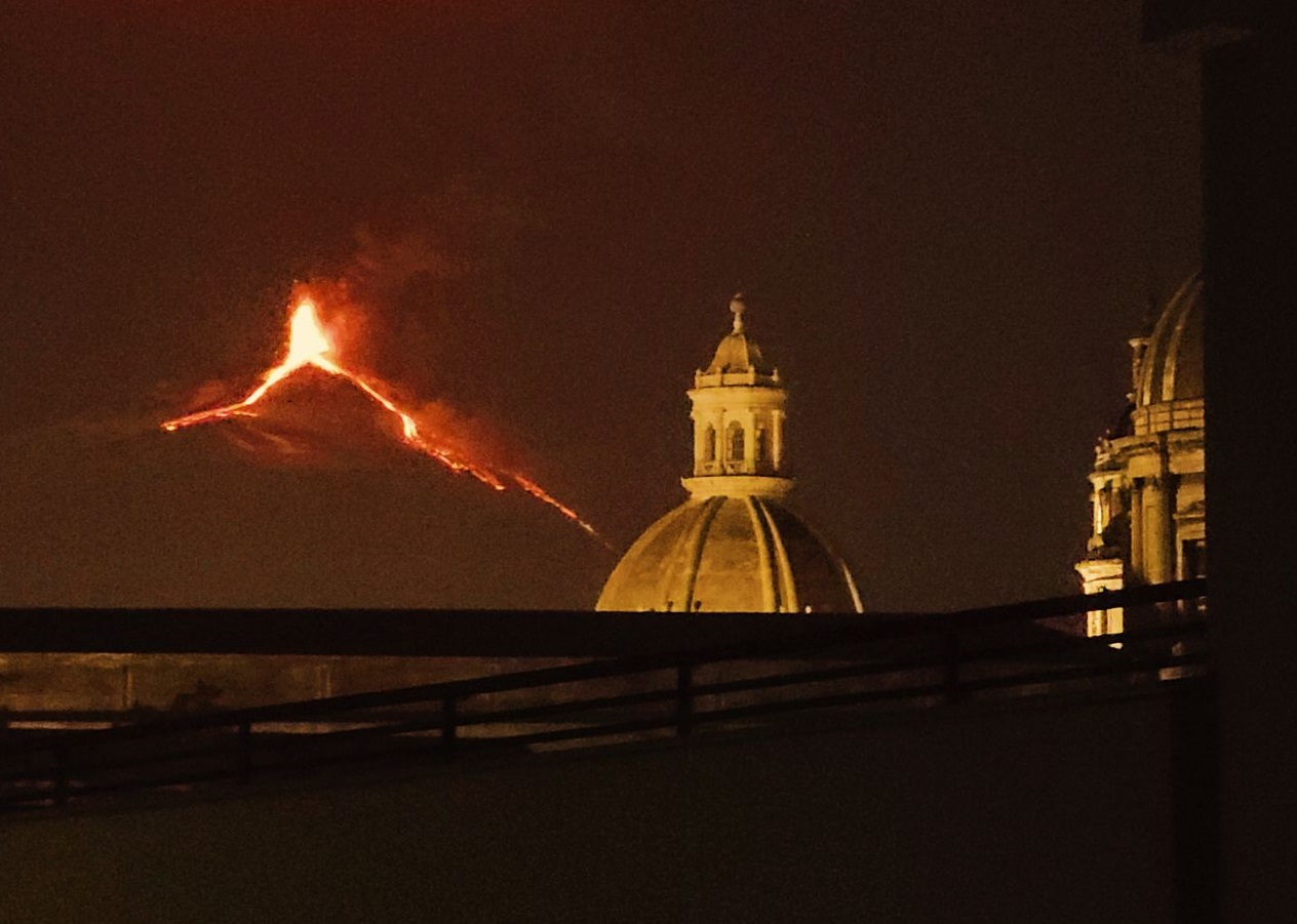 Al momento stai visualizzando Etna, emergenza aeroporto di Catania. Schifani: «Regione in campo per ridurre i disagi, potenzieremo anche lo scalo di Comiso»