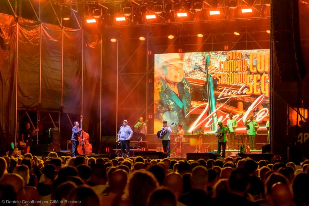 Scopri di più sull'articolo Musica senza tempo e sold out: il Grupo Compay Segundo travolge l’Italia con il Vívelo International Tour