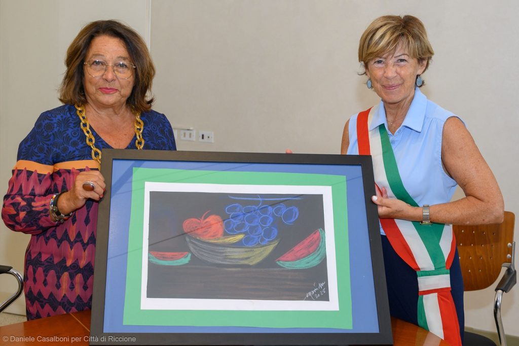 Scopri di più sull'articolo L’artista Marcella Marri dona “Sogno di un’estate” alla città: l’incontro in Municipio con la sindaca Angelini