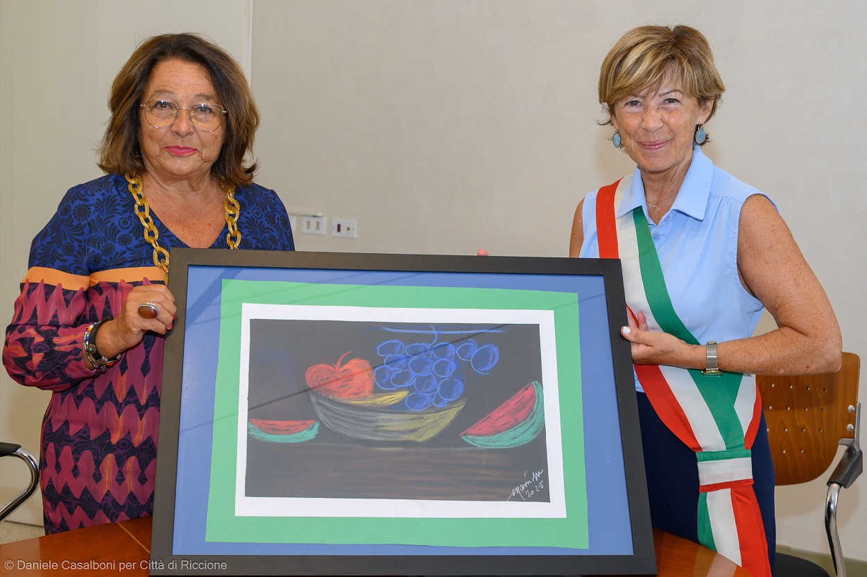 Al momento stai visualizzando L’artista Marcella Marri dona “Sogno di un’estate” alla città: l’incontro in Municipio con la sindaca Angelini