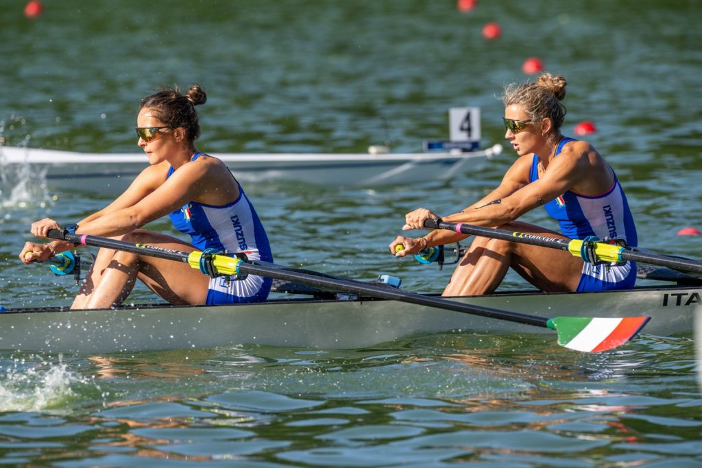 Scopri di più sull'articolo Mondiali Assoluti di Canottaggio: il doppio femminile torna in finale dopo 21 anni, volano anche i due senza