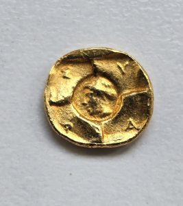 Scopri di più sull'articolo Straordinaria scoperta ad Agrigento: trovata una moneta d’oro siracusana del V secolo a.C. a Maddalusa