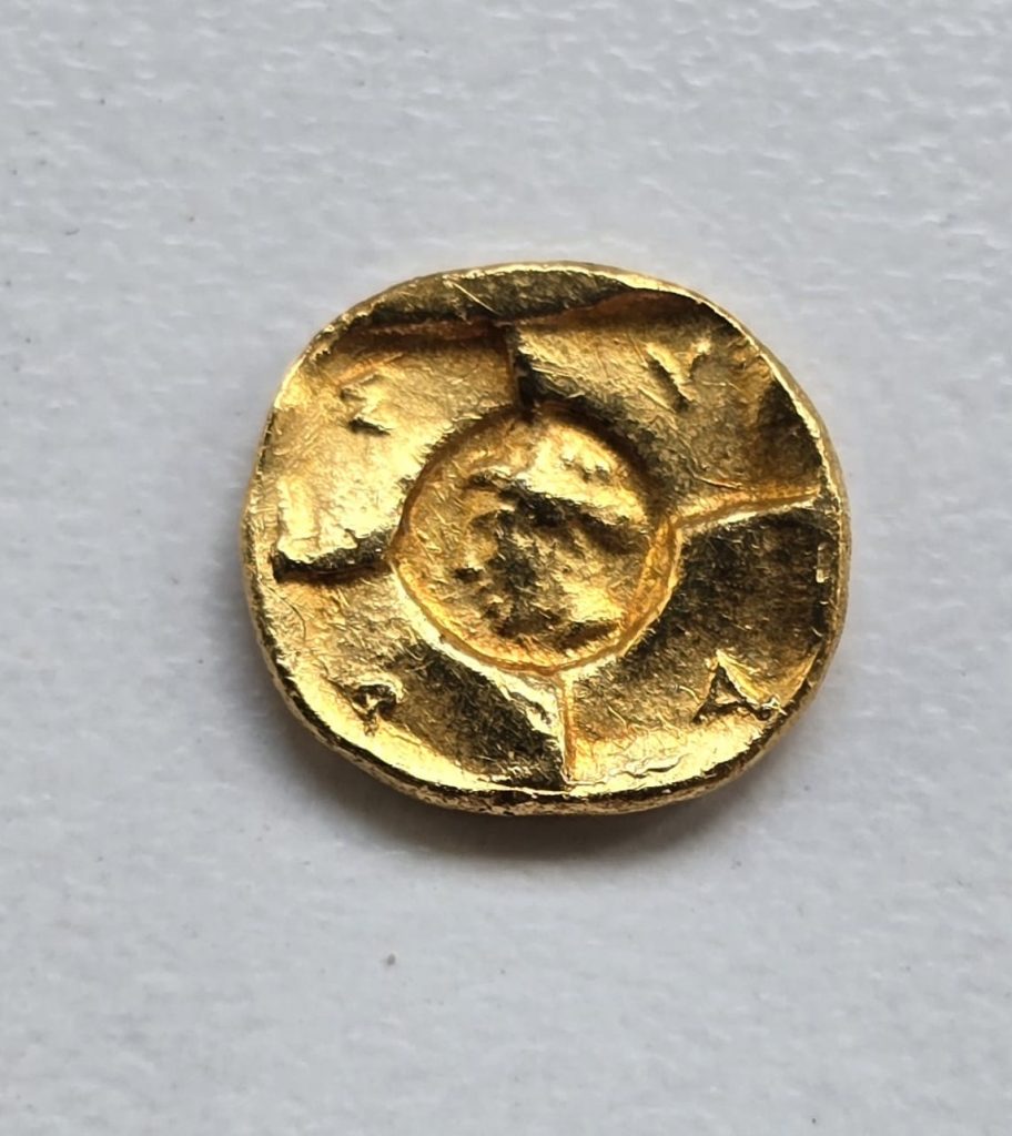 Scopri di più sull'articolo Straordinaria scoperta ad Agrigento: trovata una moneta d’oro siracusana del V secolo a.C. a Maddalusa