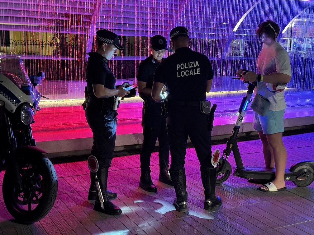 Al momento stai visualizzando Riccione, bloccato 13enne su un monopattino non a norma: era senza targa, assicurazione e casco