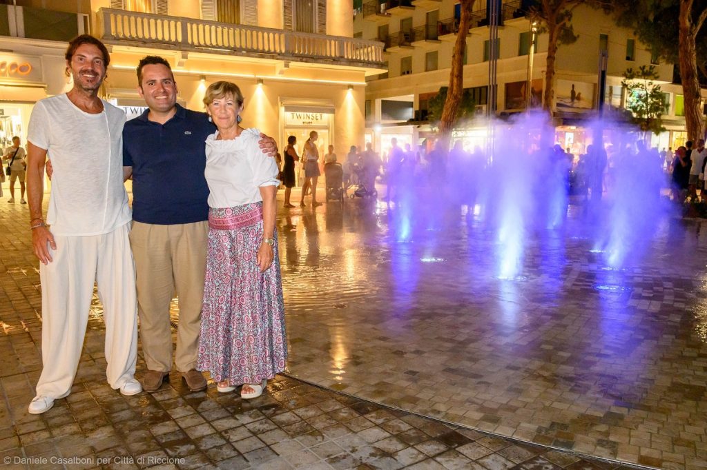 Scopri di più sull'articolo Piazzetta del Faro come un sogno: a Riccione lo show tra acqua, luci e note