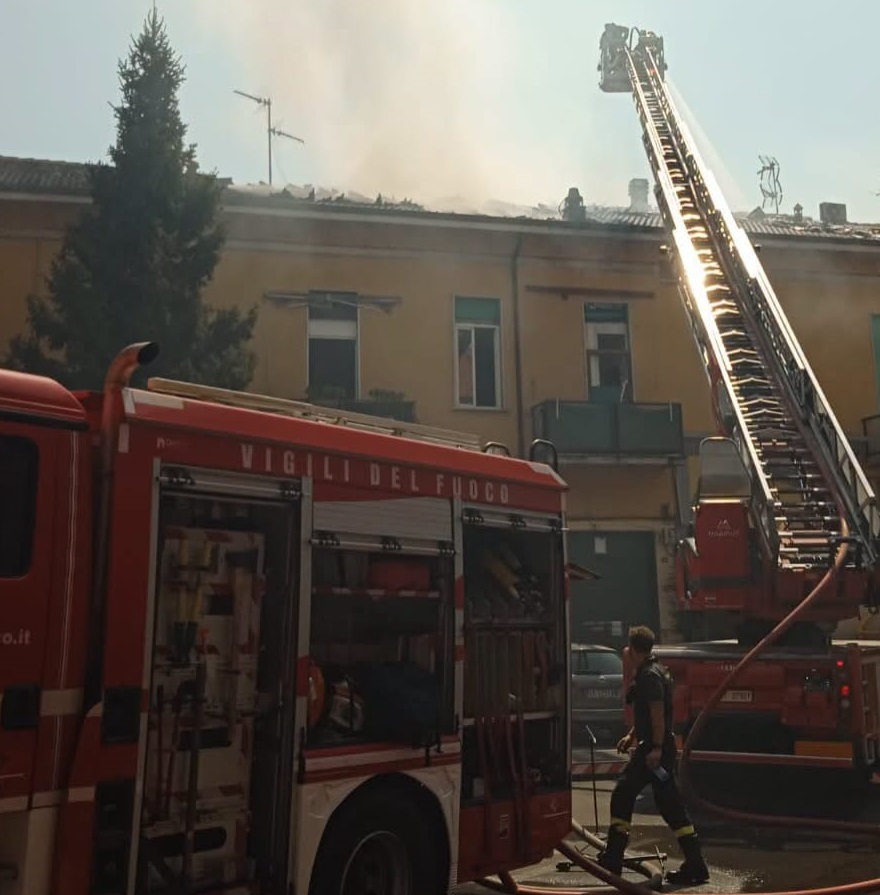 Al momento stai visualizzando Incendio in via Cavour a Cinisello Balsamo: pronto l’intervento del Comune e l’aiuto alle famiglie