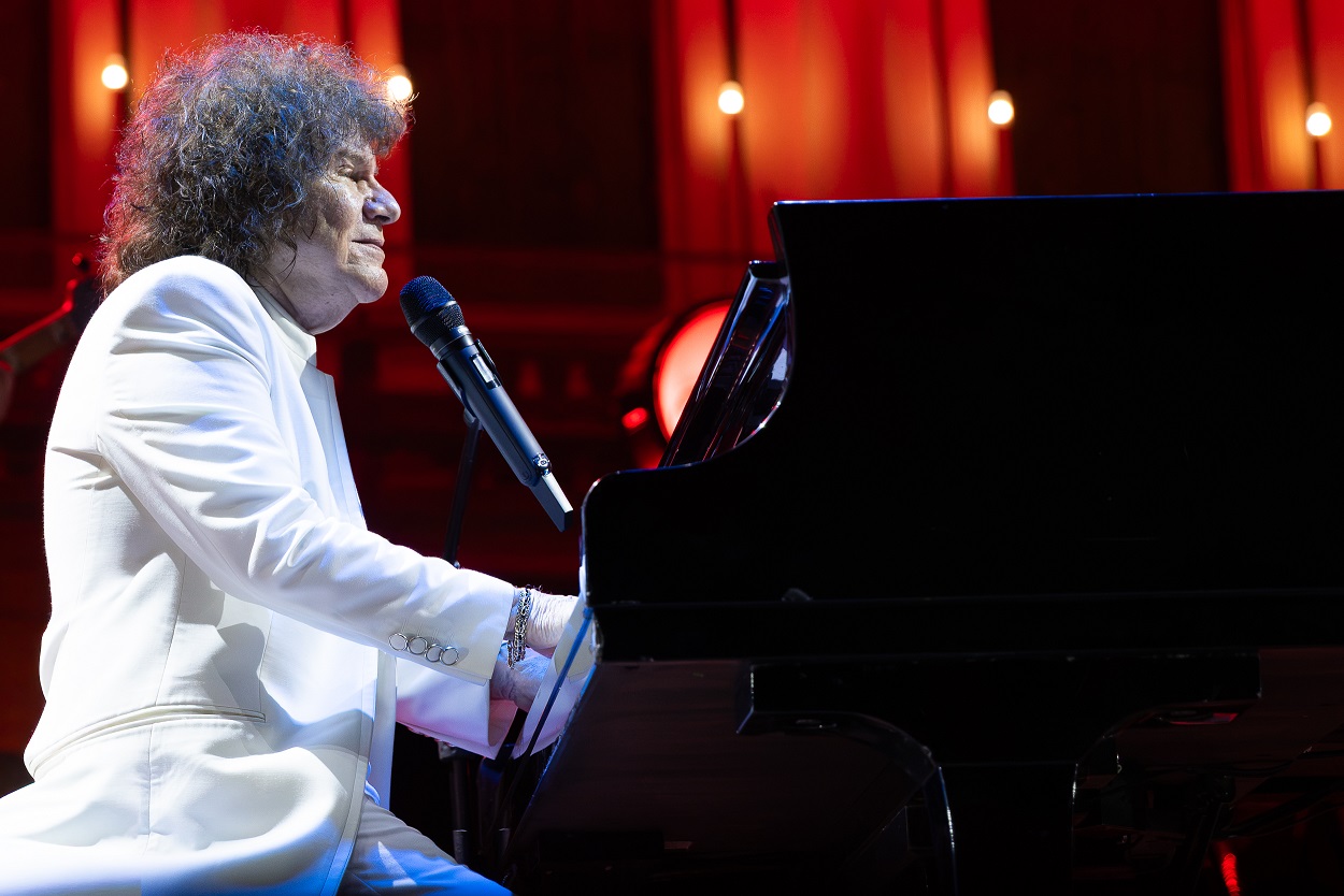 Al momento stai visualizzando Riccardo Cocciante fa tappa a Riccione! Tutto pronto per una serata imperdibile in piazzale Roma